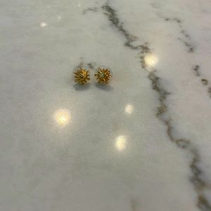 I’m selling gold earrings